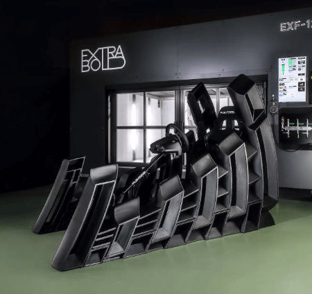 EXTRABOLD社の大型3D3プリンター「EXF-12」と「GT-EXPERIENCE-CONCEPT」出典：EXTRABOLD社